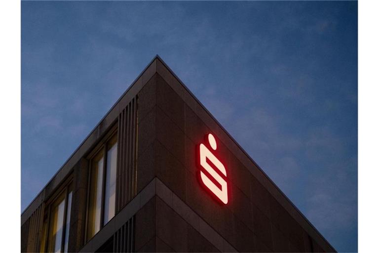 Das Logo der Sparkasse leuchtet an der Fassade eines Gebäudes in Stuttgart. Foto: Marijan Murat/dpa