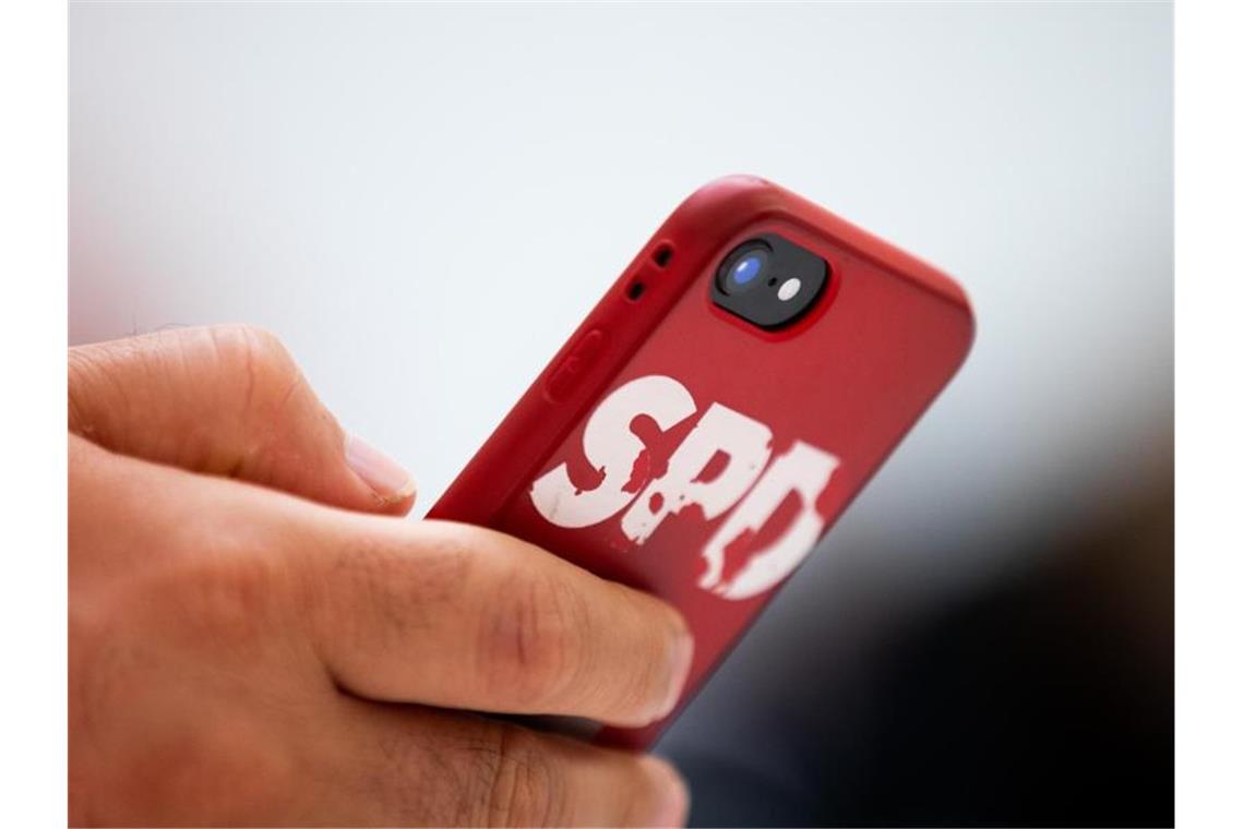 Parteimitglieder: Grüne legen zu, Verluste für AfD und SPD Das Logo der SPD auf einer Handyhülle. Foto: Rolf Vennenbernd/dpa/Symbolbild/Archiv
