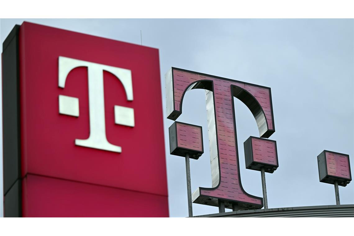 Das Logo der Telekom steht auf dem Dach der Unternehmenszentrale.