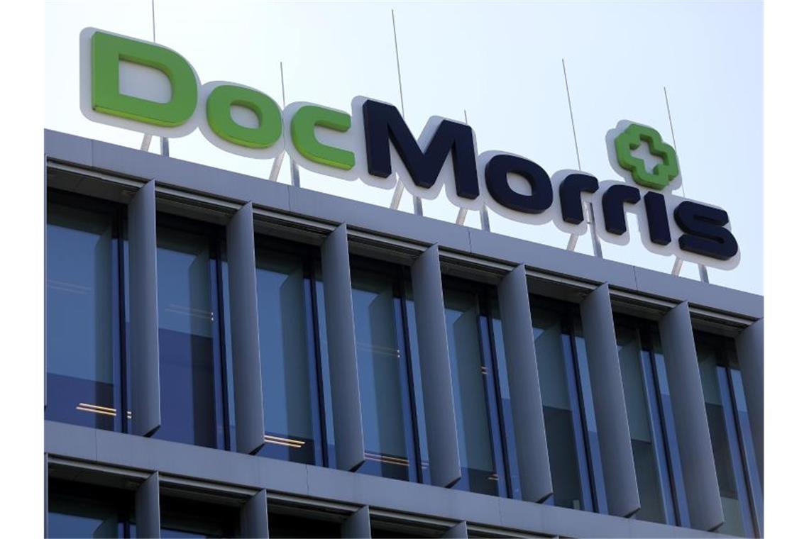 DocMorris unterliegt erneut im Automaten-Streit Das Logo der Versandapotheke DocMorris auf dem Dach der Zentrale. Foto: Oliver Berg/dpa