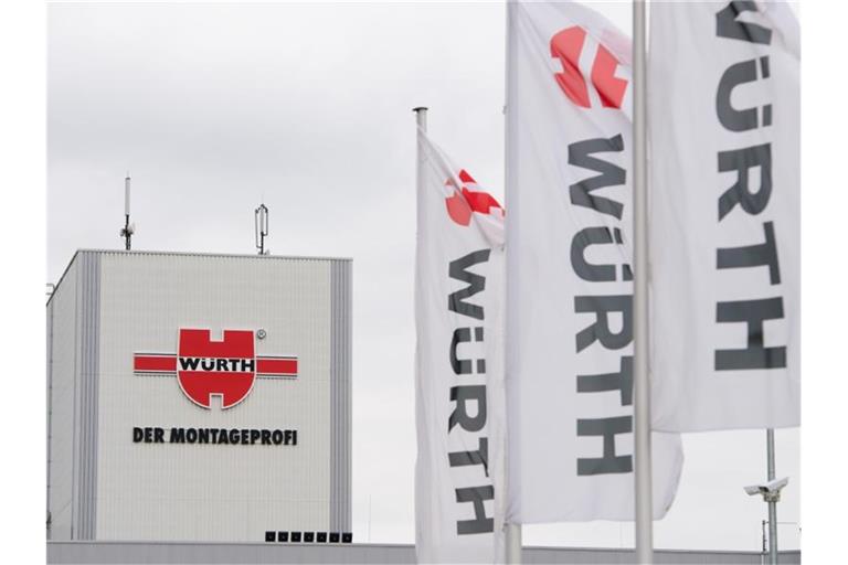 Das Logo der Würth-Gruppe ist an der Fassade eines Firmengebäudes zu sehen. Foto: Sebastian Kahnert/Archiv