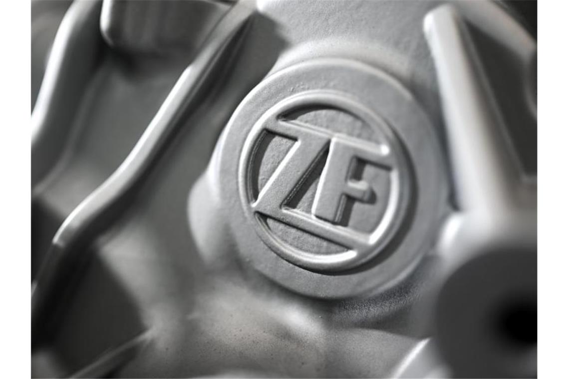 Das Logo der ZF Friedrichshafen AG ist auf einem Elektromotor des Automobilzulieferers zu sehen. Foto: Felix Kästle/dpa/Archiv