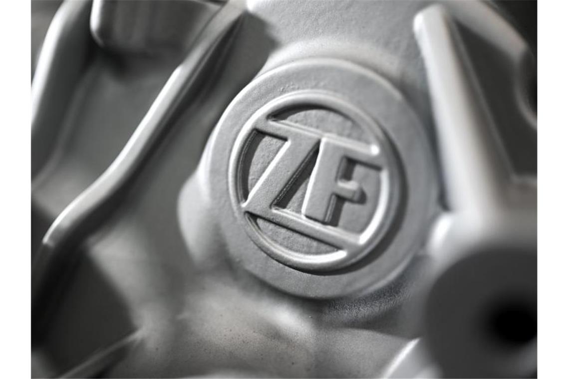 Das Logo der ZF Friedrichshafen AG ist auf einem Elektromotor des Automobilzulieferers. Foto: Felix Kästle/dpa/Archivbild