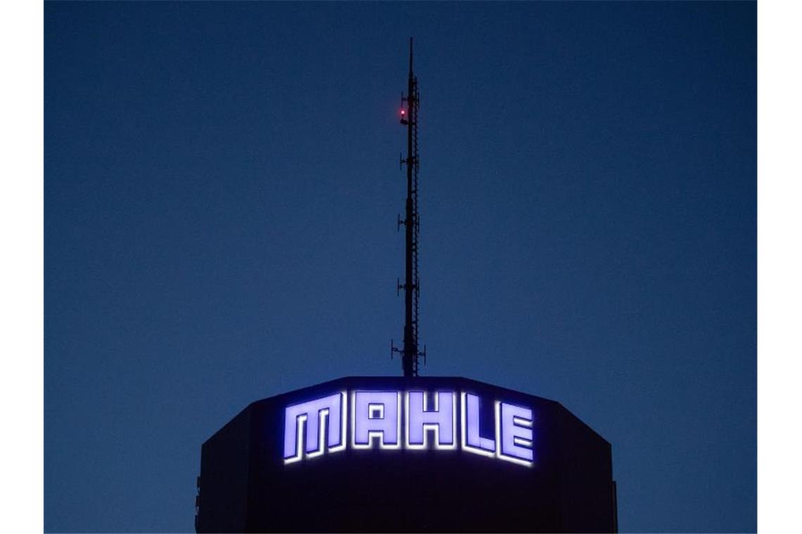 Mahle-Betriebsrat fürchtet Aufgaben-Verlagerung ins Ausland Das Logo des Automobilzulieferers Mahle. Foto: Marijan Murat/Archivbild
