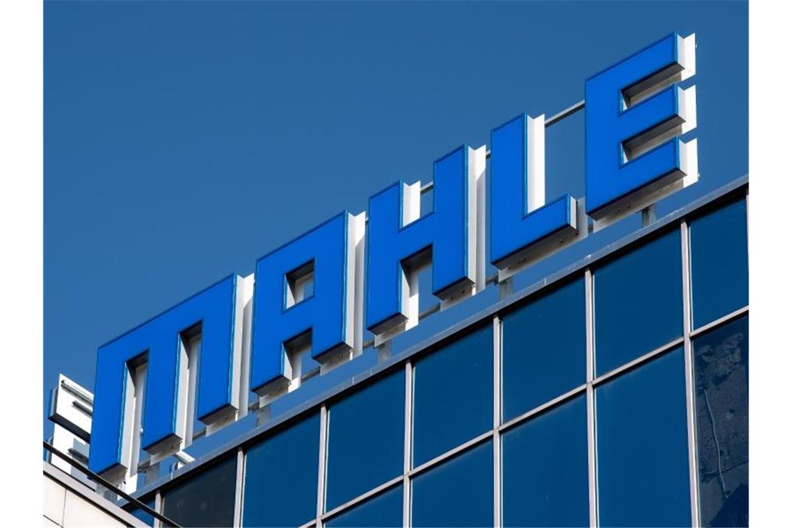 Das Logo des Automobilzulieferers Mahle steht an der Firmenzentrale in Stuttgart. Foto: Fabian Sommer/dpa/Archivbild