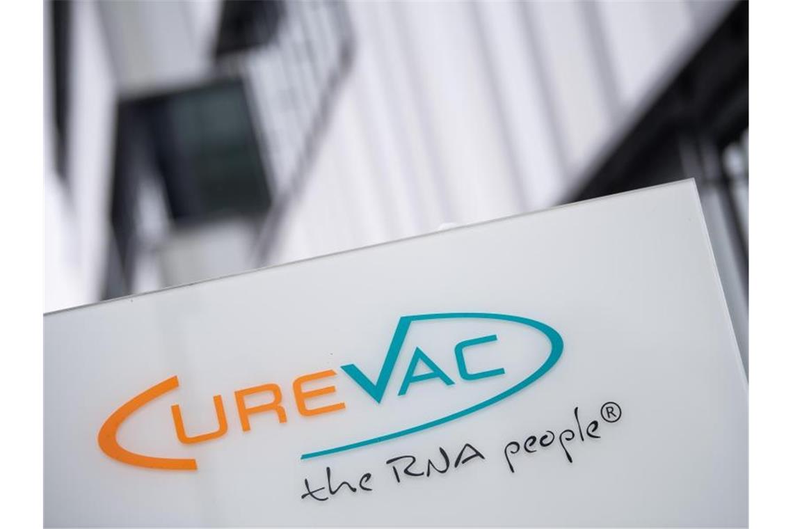 Curevac schließt Partnerschaften gegen Covid-Pandemie Das Logo des Biotech-Unternehmen Curevac. Foto: Sebastian Gollnow/dpa