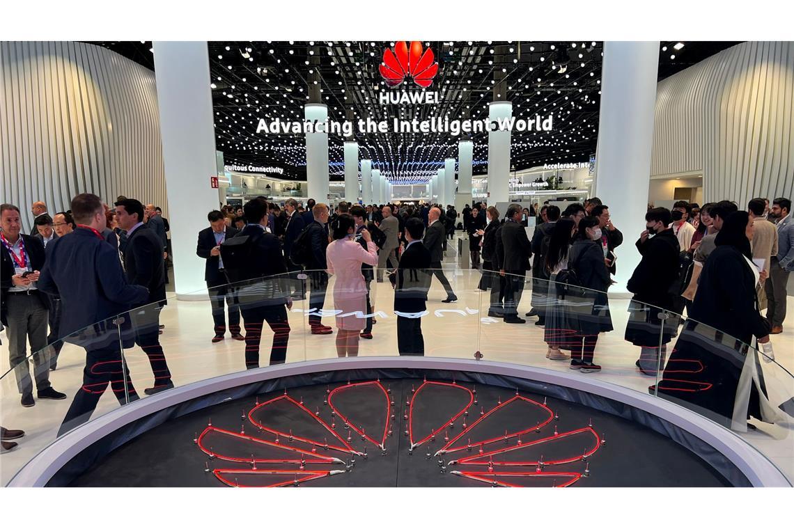 Das Logo des chinesischen Technologiekonzerns Huawei ist am Eingang seines Messestandes beim Mobile World Congress (MWC) zu sehen.