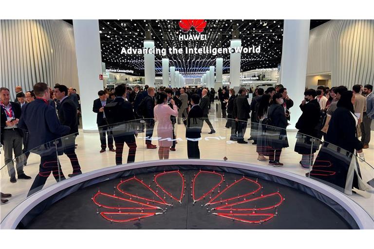 Das Logo des chinesischen Technologiekonzerns Huawei ist am Eingang seines Messestandes beim Mobile World Congress (MWC) zu sehen. (Foto-Archiv)