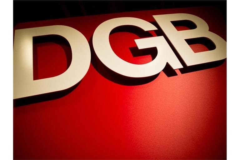 Das Logo des Deutschen Gewerkschaftsbundes (DGB) an einer Wand. Foto: Christoph Schmidt/dpa/Archivbild