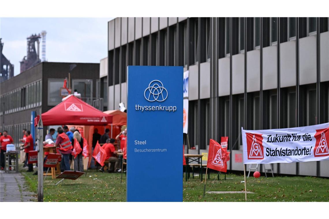 Das Logo des deutschen Industriekonzerns ThyssenKrupp Steel ist auf einer Demonstration der Belegschaft vor der Konzernzentrale in Duisburg zu sehen (Archivfoto).