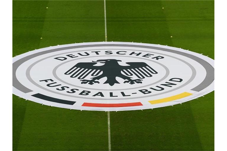 Das Logo des DFB. Foto: Hendrik Schmidt/dpa/Symbolbild