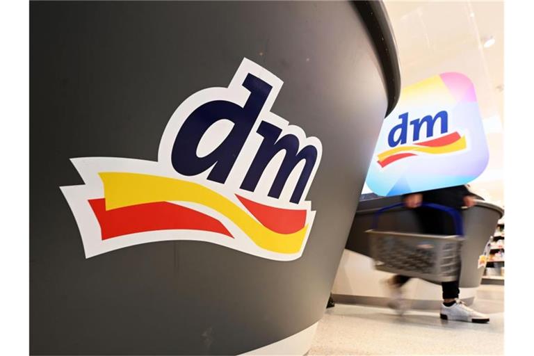 Das Logo des Drogeriehändlers dm. Foto: Uli Deck/dpa/Symbolbild