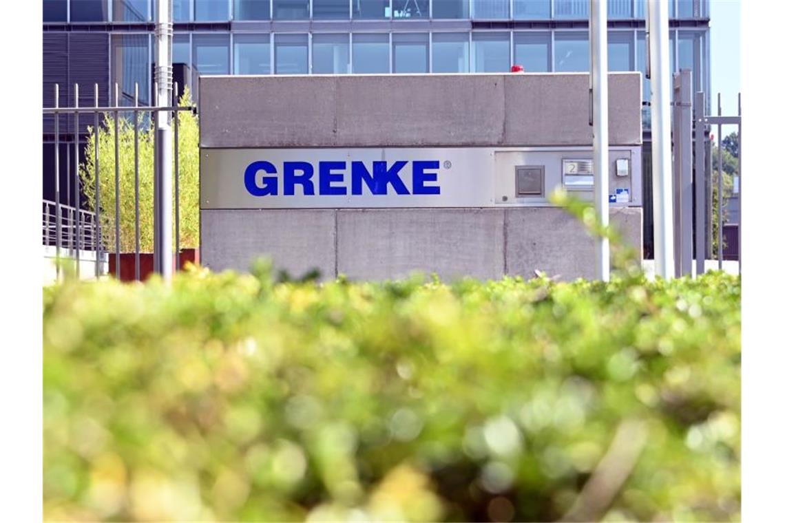 Grenke verdient wie erwartet weniger Das Logo des Finanzdienstleisters Grenke am Hauptsitz in Baden-Baden. Foto: Uli Deck/dpa/Archivbild