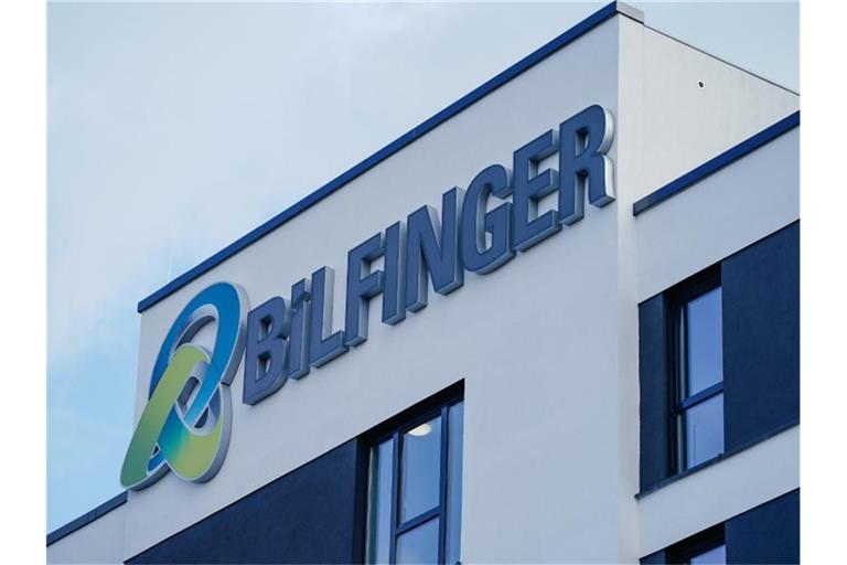 Das Logo des Industriedienstleisters Bilfinger ist am Hauptsitz des Unternehmens an einer Gebäudewand angebracht. Foto: Uwe Anspach/dpa/Archivbild