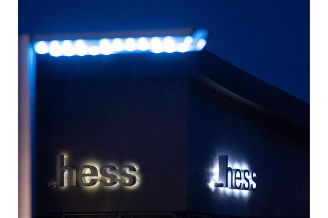 Das Logo des Leuchtenherstellers Hess. Foto: Marijan Murat/dpa