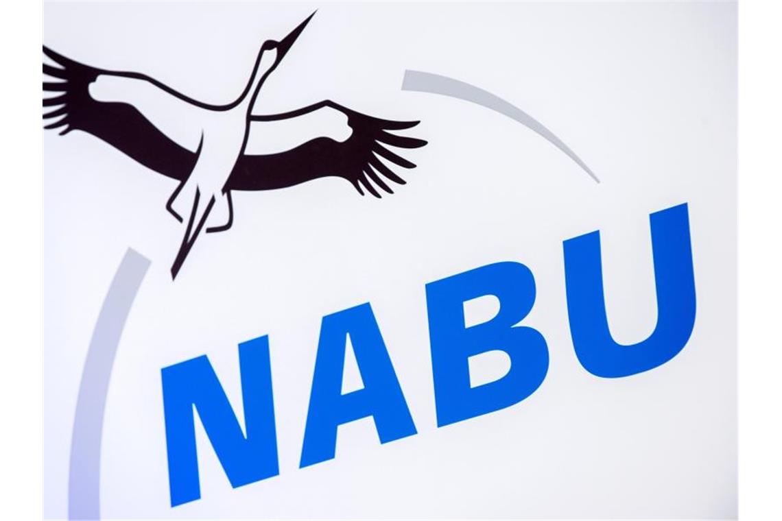 Das Logo des Naturschutzbundes in Deutschland (NABU)ist zu sehen. Foto: Hauke-Christian Dittrich/Archiv