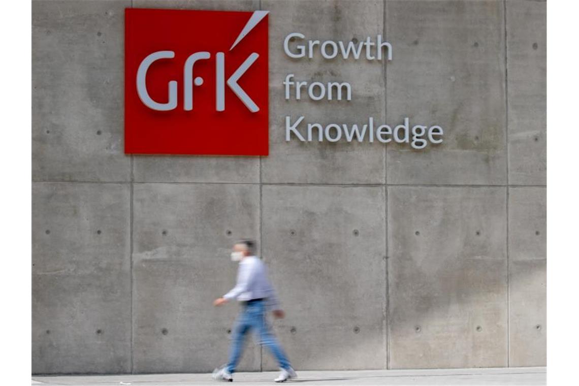GfK-Studie: Corona verdirbt Verbrauchern weniger die Laune Das Logo des Nürnberger Konsumforschungsunternehmens GfK am Sitz des Unternehmens. Foto: Daniel Karmann/dpa