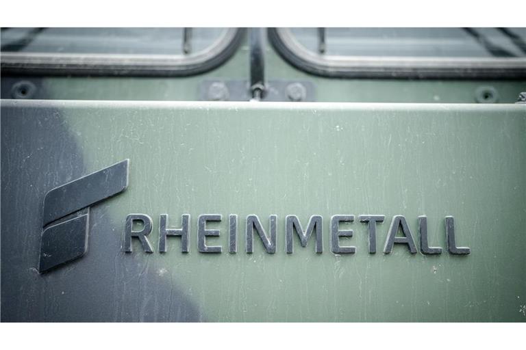 Das Logo des Rüstungskonzerns Rheinmetall an einem Fahrzeug der Bundeswehr bei der Nato-Übung Quadriga 2024.