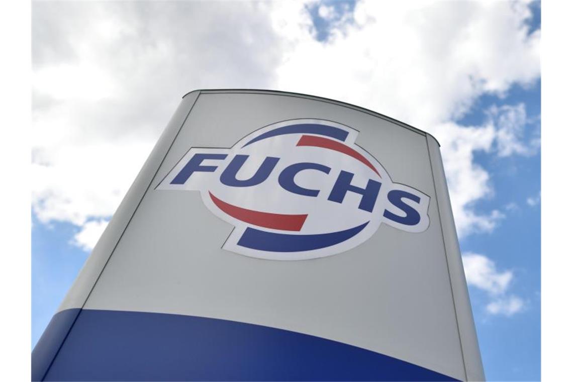 Das Logo des Schmierstoffspezialisten Fuchs Petrolub ist am Eingang der Firmenzentrale zu sehen. Foto: Uwe Anspach/Archiv