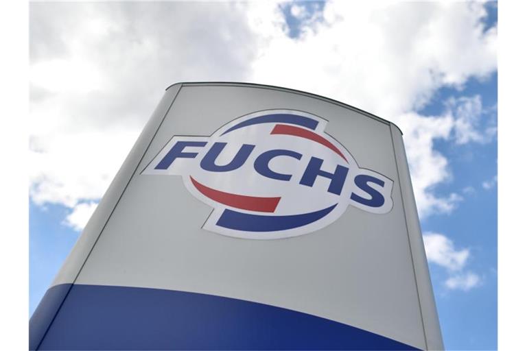 Das Logo des Schmierstoffspezialisten Fuchs Petrolub ist zu sehen. Foto: Uwe Anspach/dpa/Archivbild