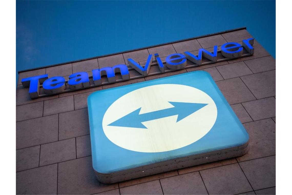 Das Logo des Software-Herstellers Teamviewer ist am Hauptsitz angebracht. Foto: Sebastian Gollnow/dpa/Symbolbild