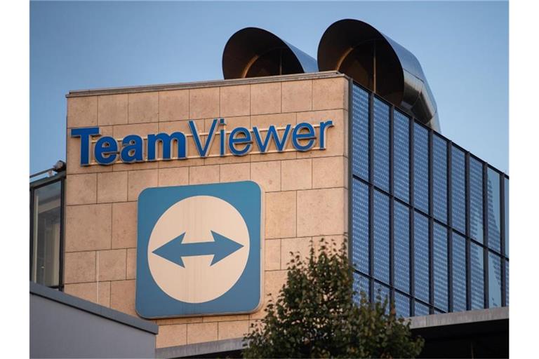 Das Logo des Software-Herstellers Teamviewer ist am Hauptsitz angebracht. Foto: Sebastian Gollnow/dpa/Archivbild