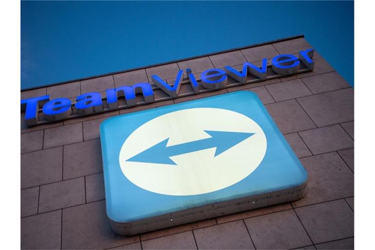 Das Logo des Software-Herstellers Teamviewer ist am Hauptsitz angebracht. Foto: Sebastian Gollnow/dpa/Archivbild