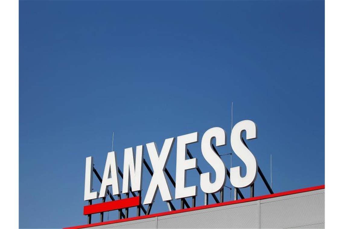 Lanxess übernimmt US-Unternehmen für Spezialchemie Das Logo des Spezialchemie-Konzerns Lanxess auf dem Dach des Werks für die Produktion von Filtermembranen. Foto: Jan Woitas/dpa-Zentralbild/dpa/Archivbild