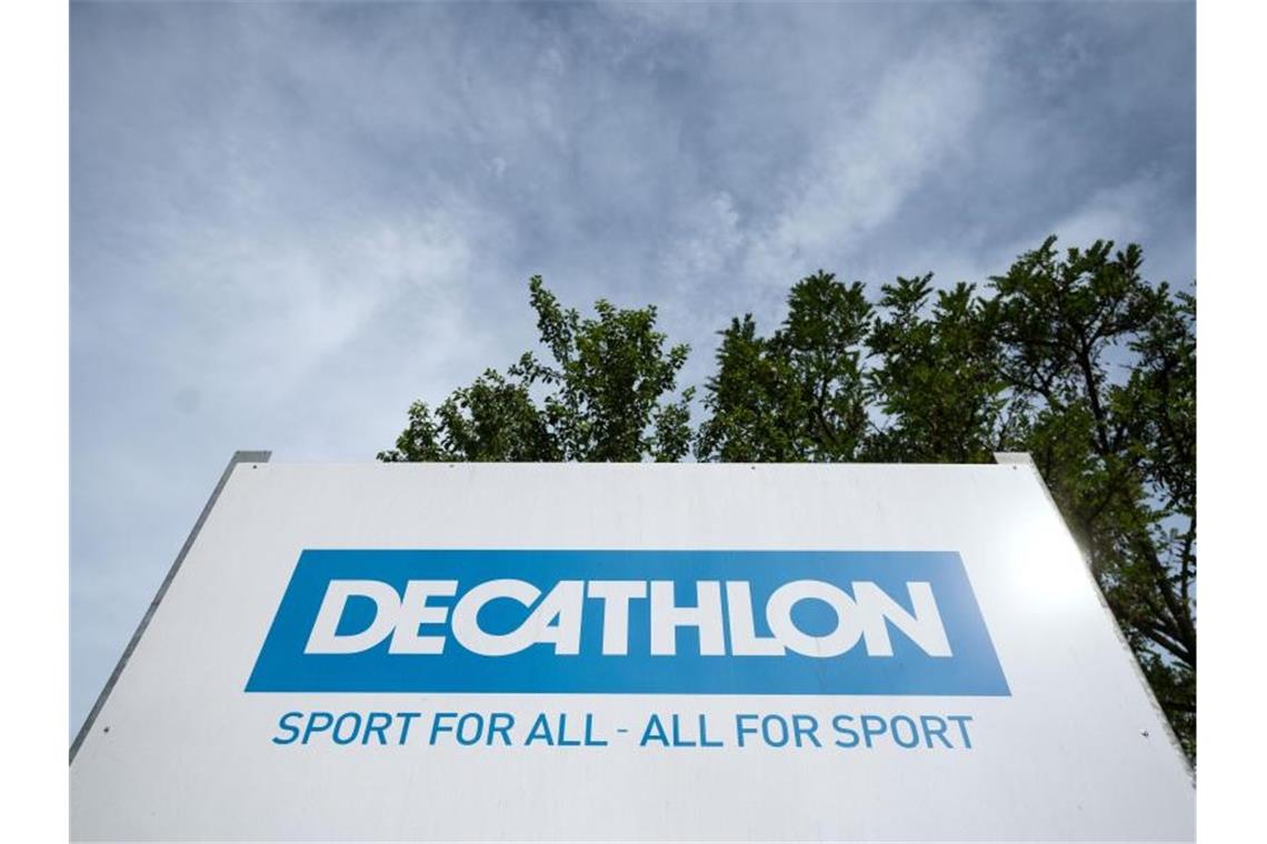 Das Logo des Sportartikelhändlers Decathlon ist auf einem Schild an der deutschen Zentrale zu sehen. Foto: Marijan Murat/dpa/Archiv