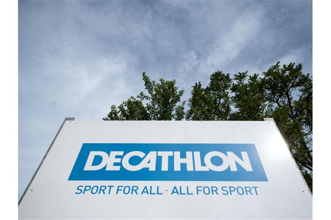 Das Logo des Sportartikelhändlers Decathlon ist auf einem Schild zu sehen. Foto: Marijan Murat/dpa/Archiv