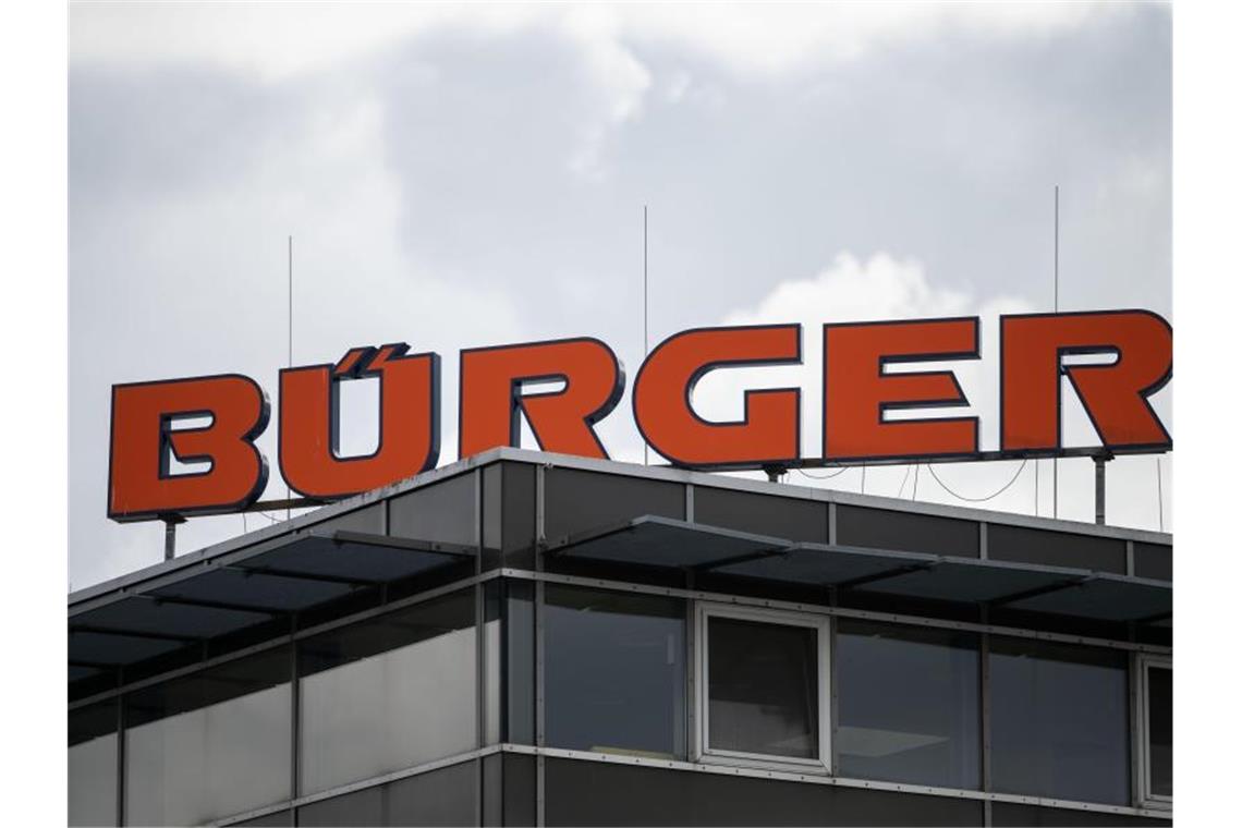 Teigwarenproduzent Bürger mit Umsatzrückgang Das Logo des Teigwarenproduzenten Bürger GmbH & Co. KG ist auf eine Gebäude zu sehen. Foto: Marijan Murat/dpa/Archivbild