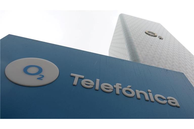 Das Logo des Telekommunikationsanbieters O2 Telefónica ist auf einem Schild vor der Deutschlandzentrale am Uptown-Hochhaus zu sehen. Das Unternehmen will künftig mehr Antennen in Naturschutzgebieten aufstellen.