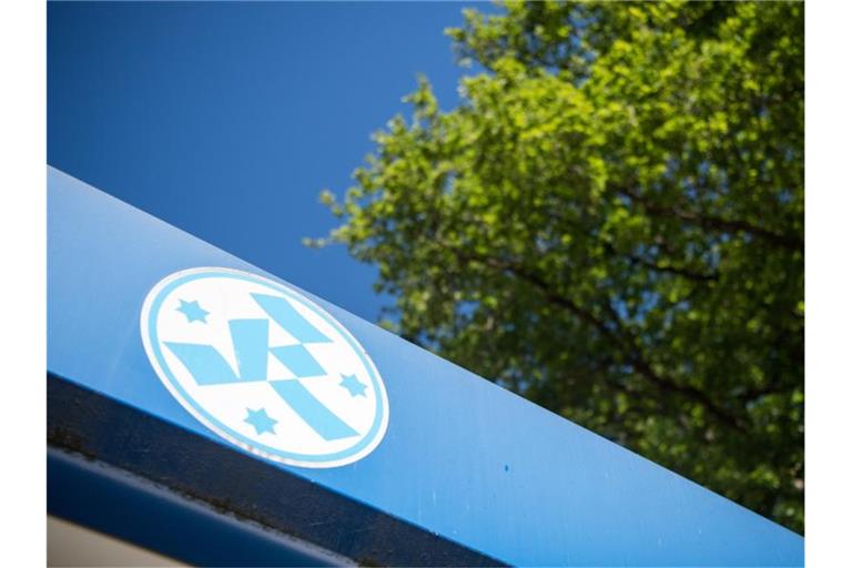 Das Logo des Vereins Stuttgarter Kickers an einem Dach auf dem Trainingsgelände. Foto: Sebastian Gollnow/dpa/Archivbild