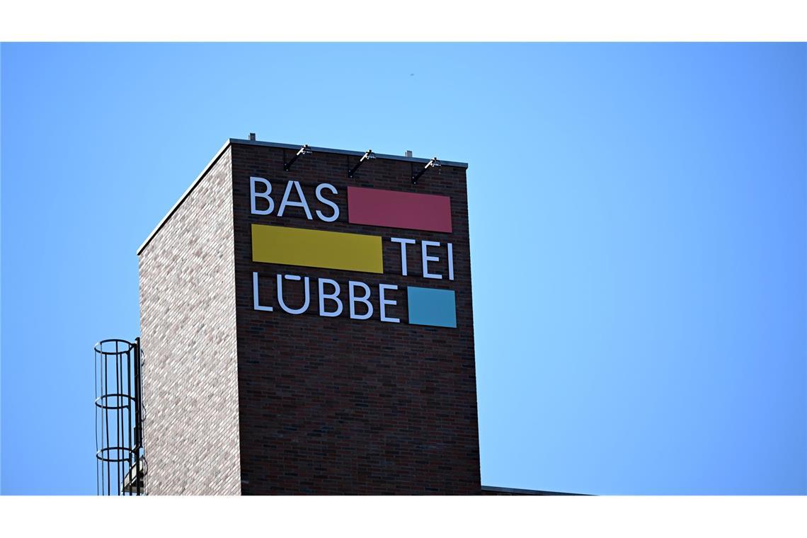 Das Logo des Verlages Bastei Lübbe ist an der Unternehmenszentrale zu sehen. Der Konzern hat im Geschäftsjahr 2023/24 kräftig zugelegt.