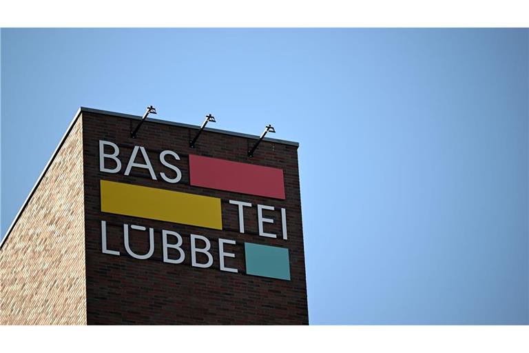 Das Logo des Verlages Bastei Lübbe ist an der Unternehmenszentrale zu sehen.