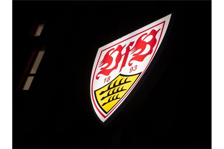 Das Logo des VfB Stuttgart ist an der Geschäftsstelle des Bundesligisten zu sehen. Foto: Marijan Murat/dpa/Archiv