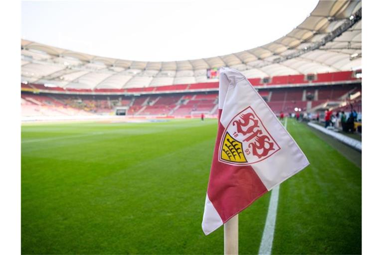 Das Logo des VFB Stuttgart ist auf einer Eckfahne zu sehen. Foto: Sebastian Gollnow/dpa/Archivbild