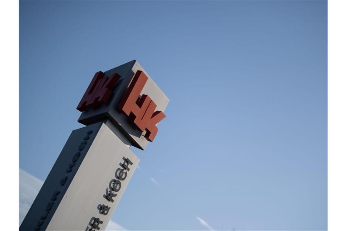 Das Logo des Waffenherstellers Heckler & Koch ist auf einer Anzeige vor dem Firmengelände des Unternehmens zu sehen. Foto: Marijan Murat/dpa/Archivbild