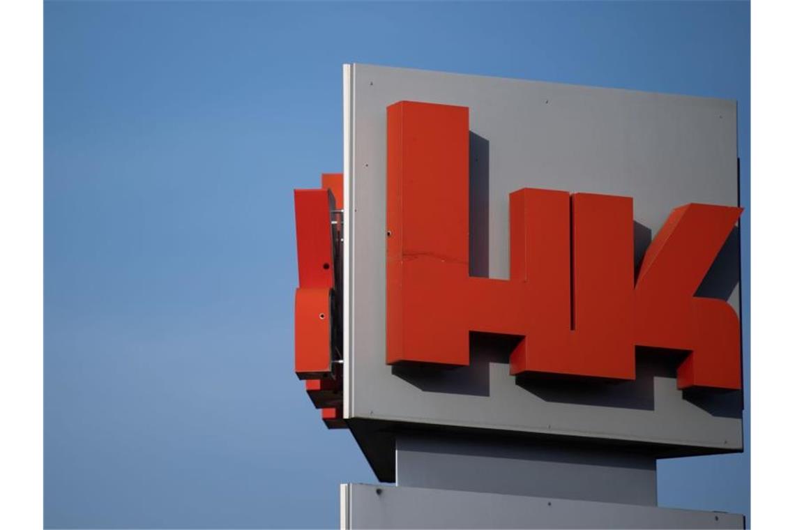 Das Logo des Waffenherstellers Heckler & Koch ist auf einer Anzeige vor dem Firmengelände des Unternehmens zu sehen. Foto: Marijan Murat/dpa/Archivbild