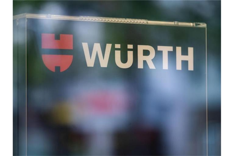 Das Logo des Werkzeug-Handelskonzerns Würth steht an einem Schaufenster. Foto: Marijan Murat/dpa/Archivbild