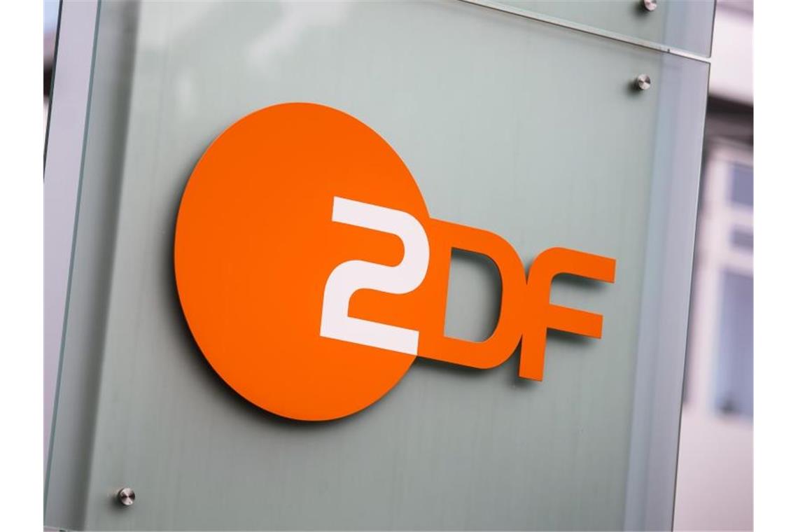 Das Logo des ZDF ist am Gebäude des Senders angebracht. Foto: Andreas Arnold/dpa/Archivbild