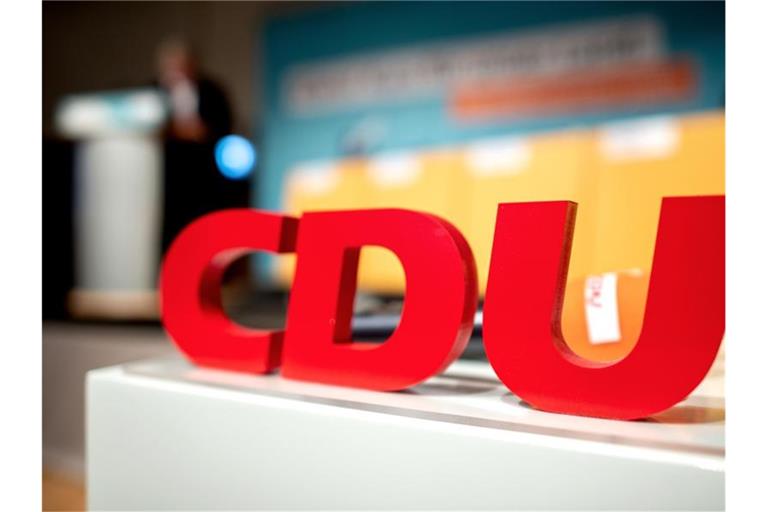 Das Logo mit den Buchstaben der CDU steht beim Kleinen Parteitag der CDU Niedersachsen im Weserbergland-Zentrum auf einem Rednerpult. Foto: Hauke-Christian Dittrich/dpa