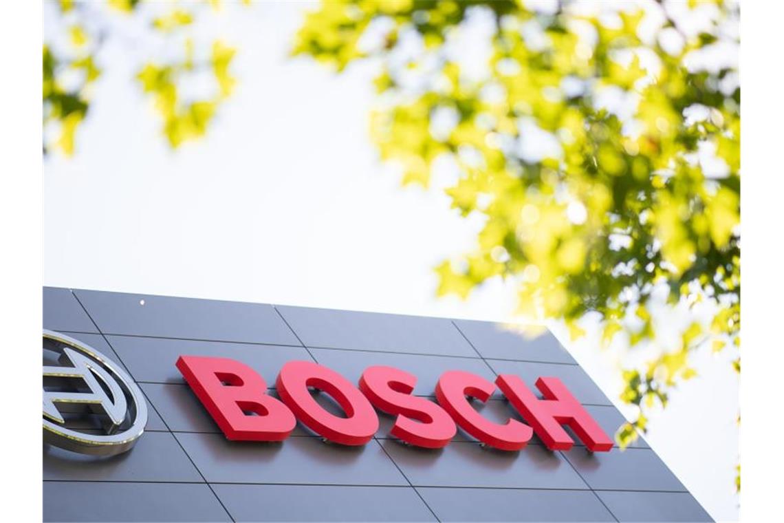 Das Logo und der Name von Bosch hängen an einem Gebäude. Foto: Sebastian Gollnow/dpa/Symbolbild