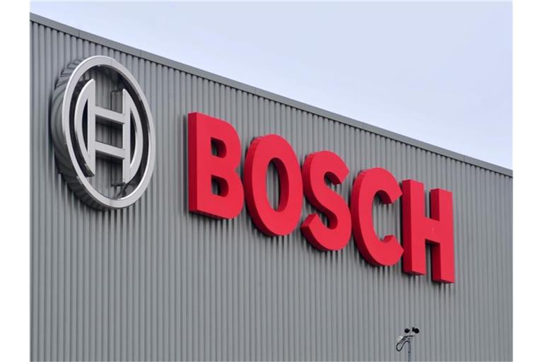 Das Logo und der Schriftzug „Bosch“ sind an einer Hausfassade zu sehen. Foto: Martin Schutt/dpa-Zentralbild/dpa/Symbolbild