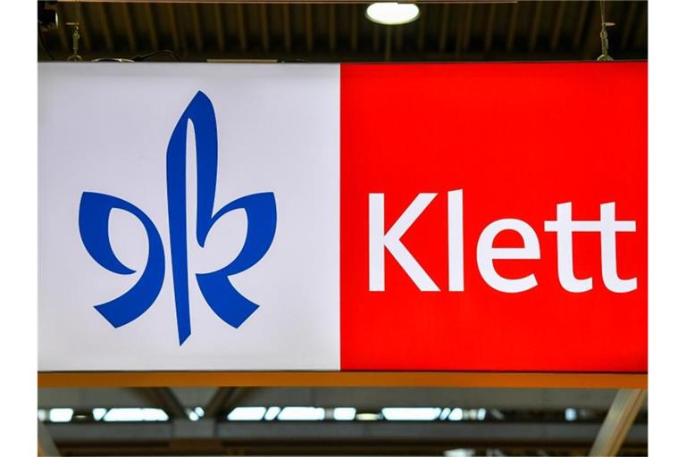 Das Logo vom Ernst Klett Verlag. Foto: Jens Kalaene/dpa-Zentralbild/dpa/Symbolbild