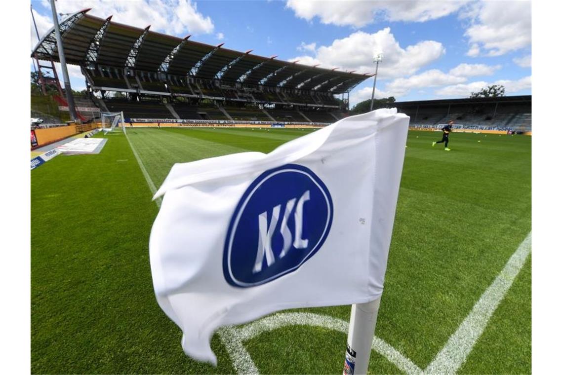 Das Logo vom Karlsruher SC ist auf einer Eckfahne zu sehen. Foto: Uli Deck/dpa-Pool/dpa/Archivbild