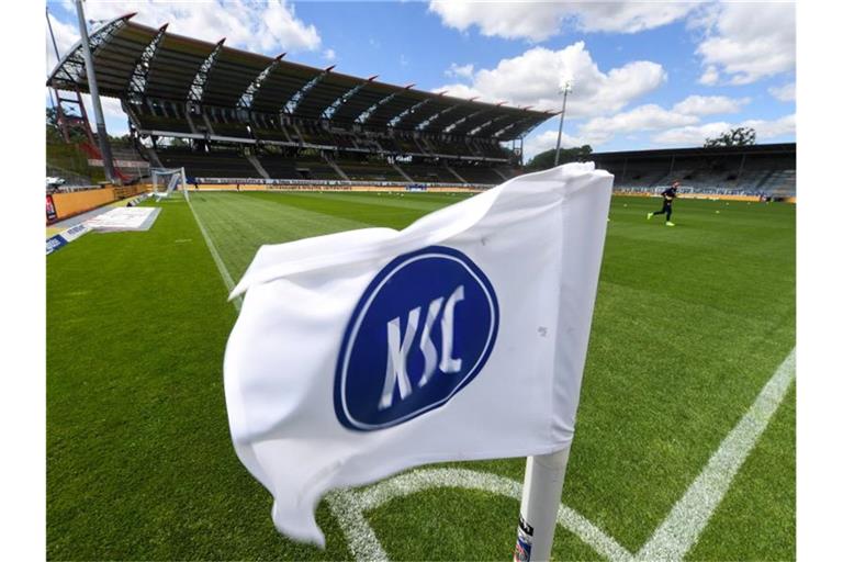 Das Logo vom Karlsruher SC ist auf einer Eckfahne zu sehen. Foto: Uli Deck/dpa-Pool/dpa/Archivbild