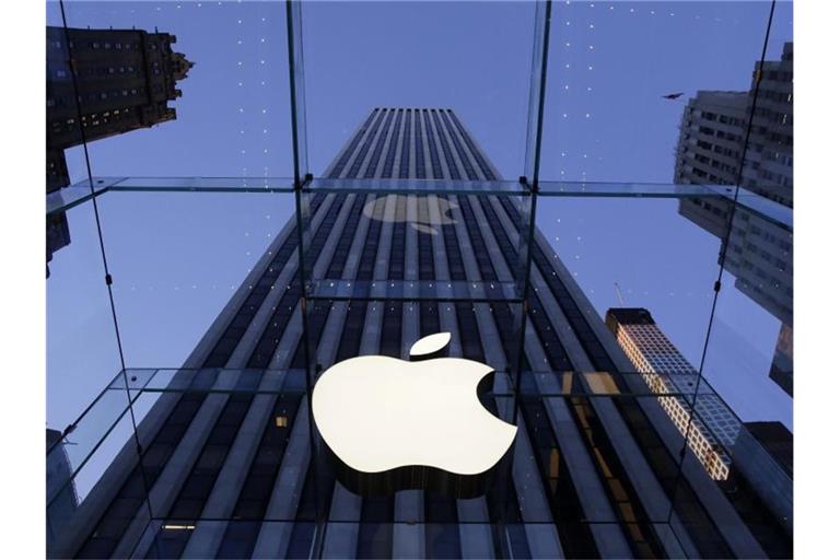Das Logo von Apple hängt an dem Laden des Elektronikkonzerns in der Fith Avenue in New York. Foto: Mark Lennihan/AP/dpa
