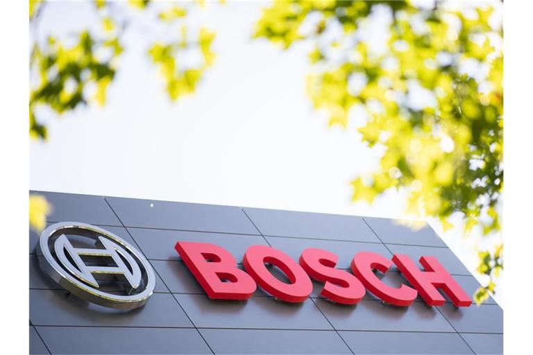 Das Logo von Bosch ist an einem Gebäude angebracht. Foto: Sebastian Gollnow/dpa/Symbolbild