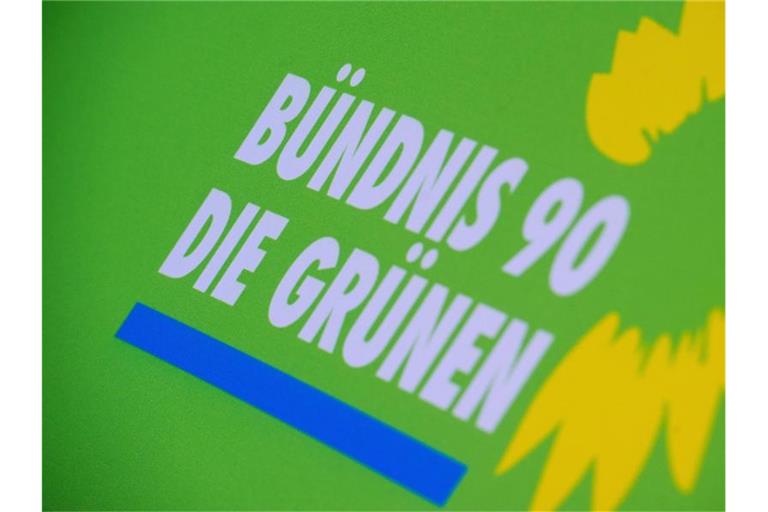 Das Logo von Bündnis 90/Die Grünen auf einem Aufsteller der Partei.Foto: Stefan Sauer/Archiv